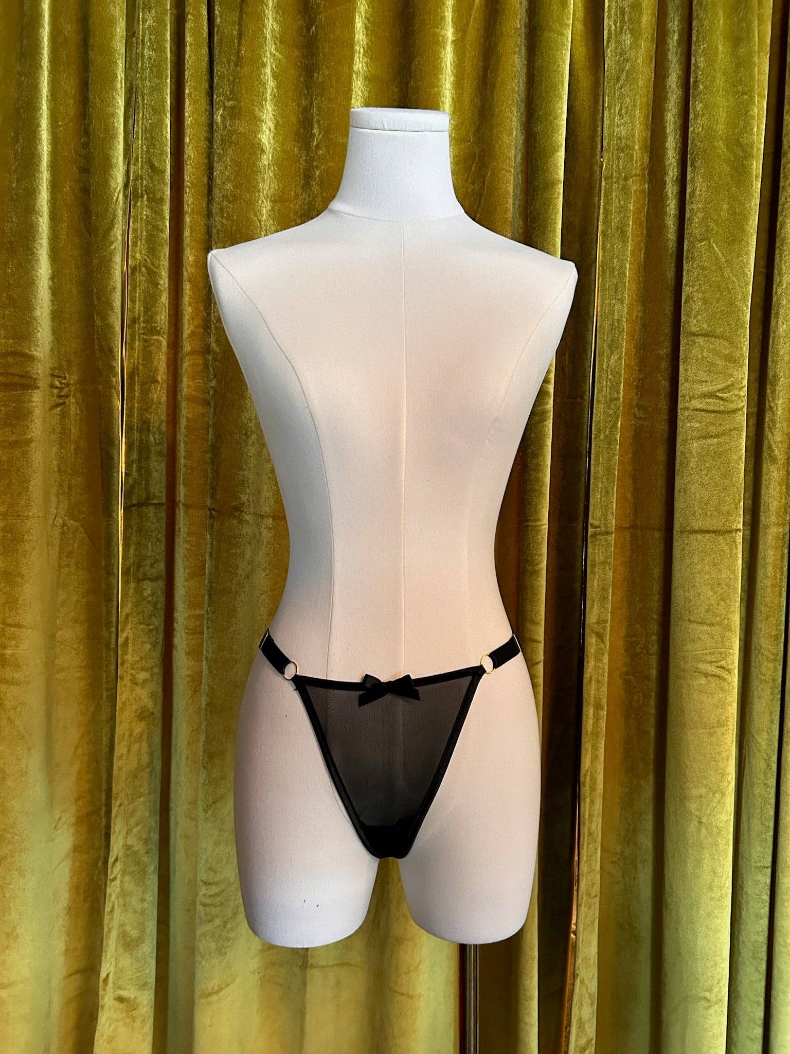 SCHWARZE STICKEREI KILO BRAVA SCHWARZE STICKEREI - ROCK & STRING-TANGA für den Großhandel auf Faire9