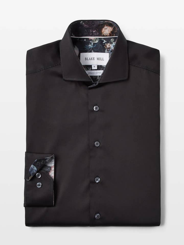 Camicia in raso nera con accenti di ribellione botanica per la vendita all'ingrosso da parte di Blake Mill