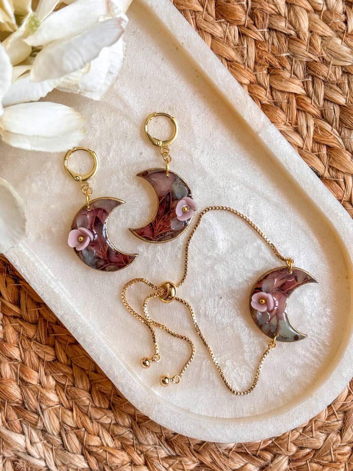 Ensemble de Boucles d'Oreilles et Bracelet Lune Florale en Vitrail pour la vente par Sarah Jane Designs