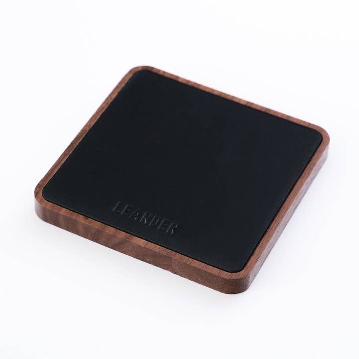 Sous-verre en cuir noir pour la vente par Leander