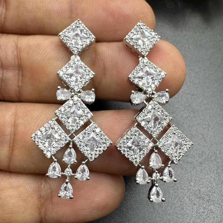 Boucles d'oreilles en cristal CZ American Diamond pour mariage fusion pour la vente par Vastrabhushan