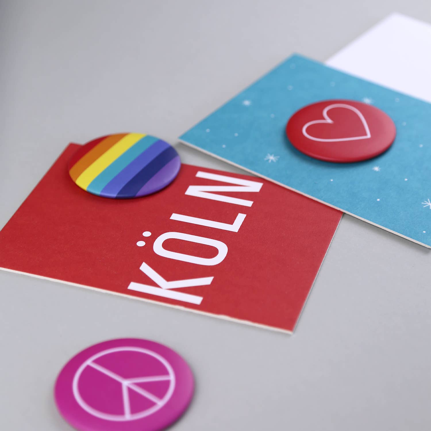 Kunst an Papier – wholesale Magnet – Magnet Love med hjärta, Ø 56 mm, röd matt4