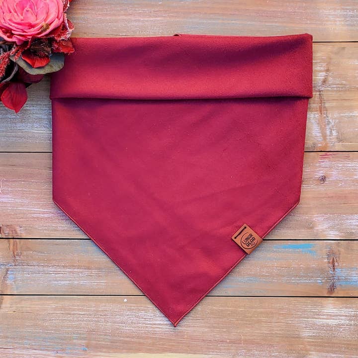 Suédine bordeaux pour la vente par Lunar Bear Co