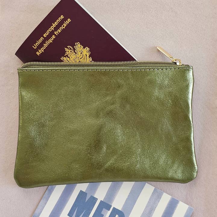 Leather pouch with zip for wholesale by Royal marais