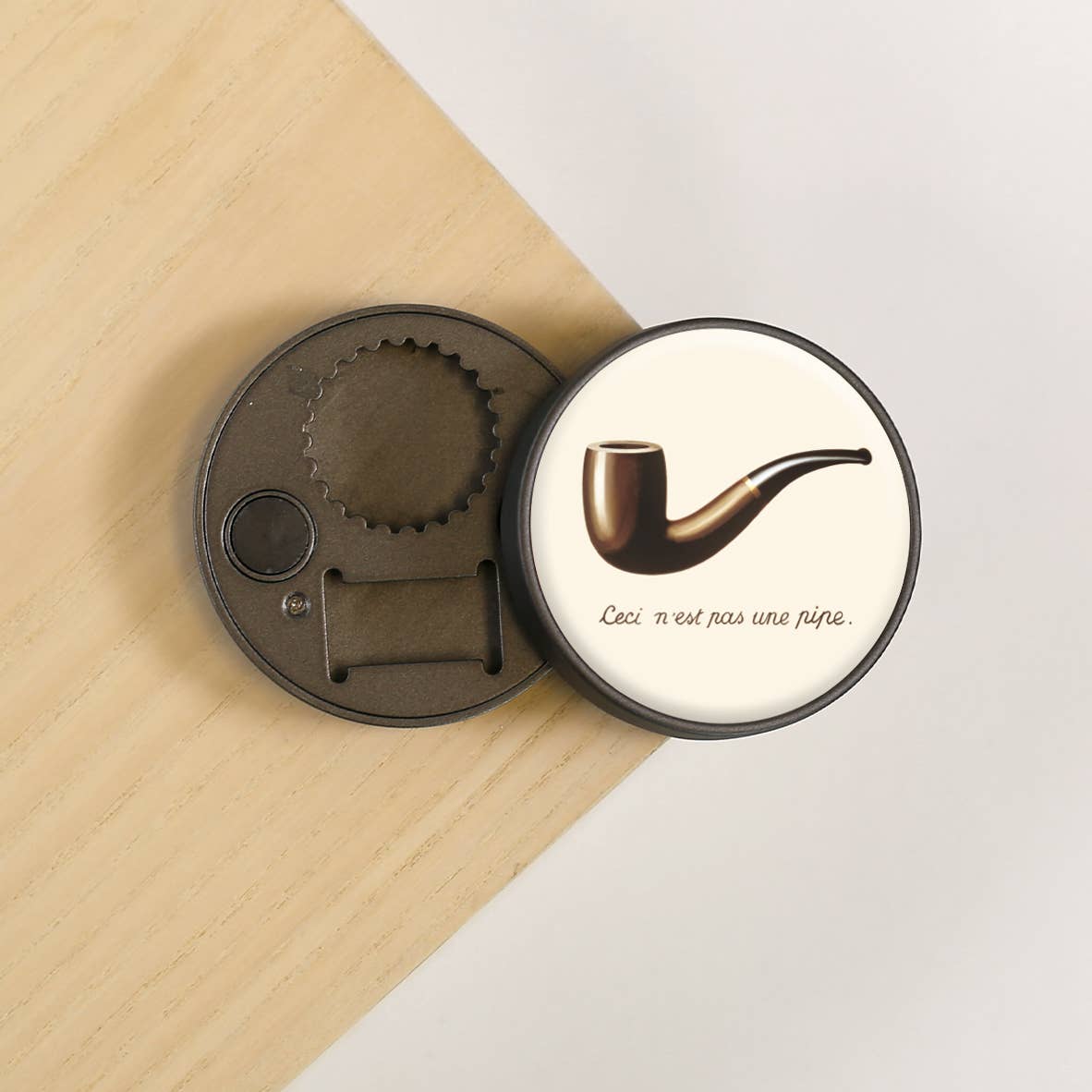 Lucy Lu Designs – Saca-rolhas por atacado – Abridor de garrafas Magritte Pipe Kitchen Fine Art Magritte0