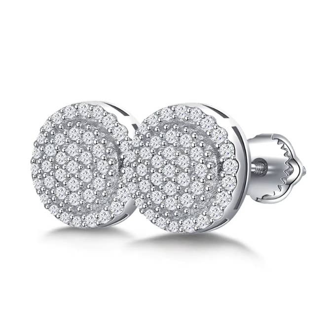 18K guldpläterade S925 runda moissanitklusterpufförhängen för wholesale av Everly Yours