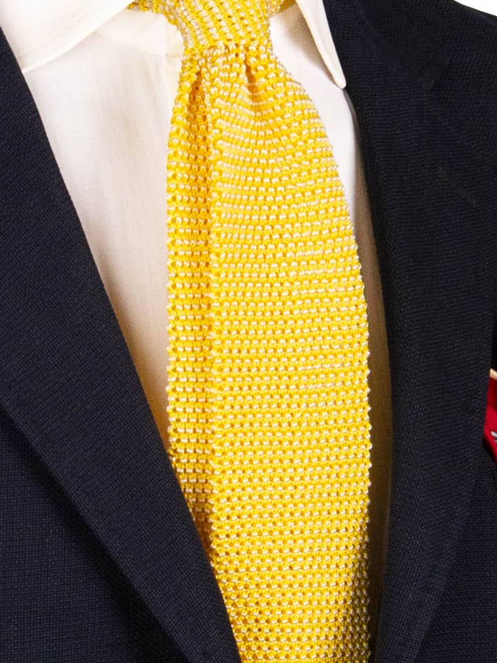 Gul Stickad Slips i Siden med Vitt Mönster TRI624 för wholesale av Graffeo Cravatte