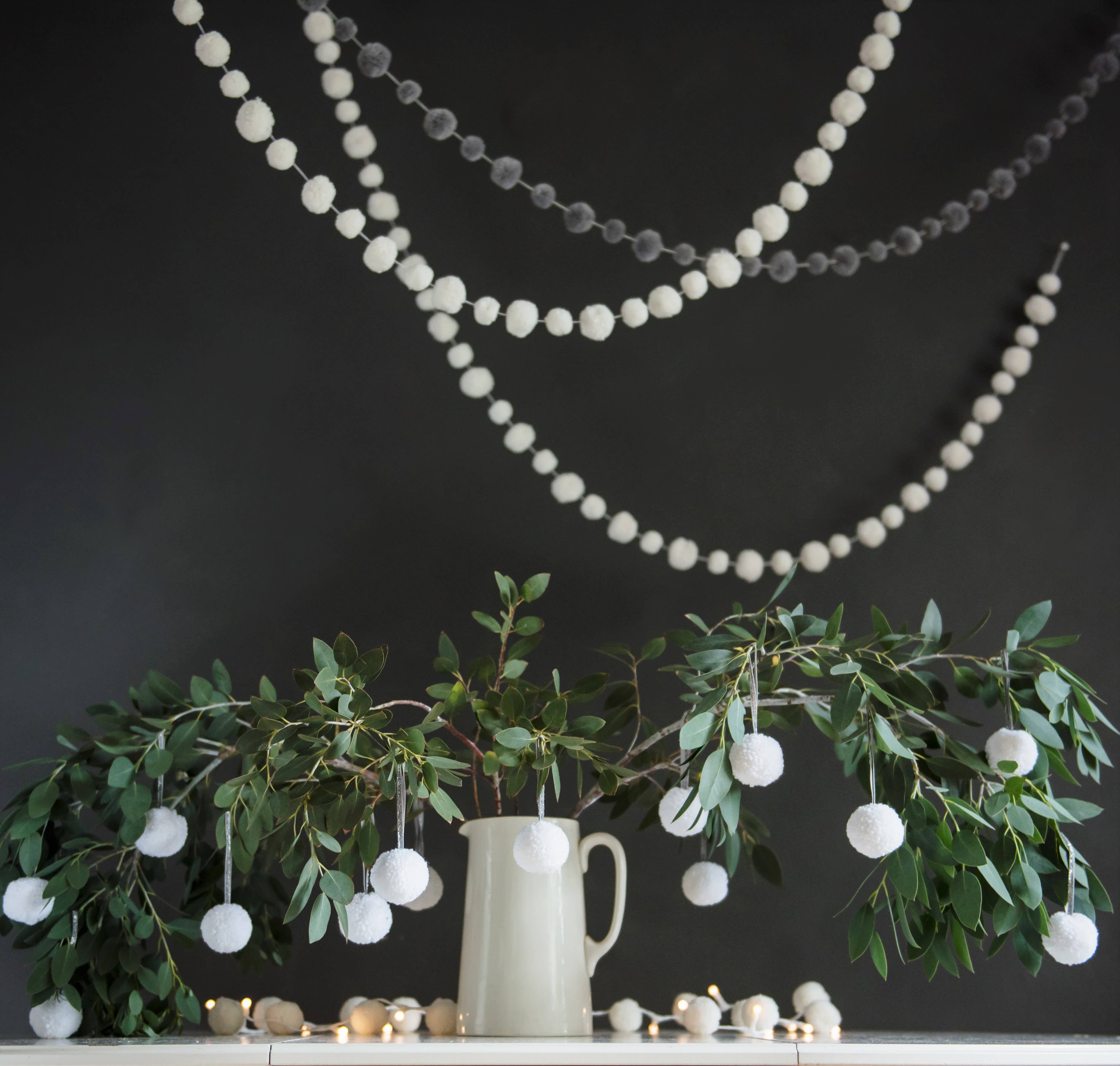 PomPom Galore - Vente Décoration de Noël - Lot de 6 pompons blancs pour boules de Noël3