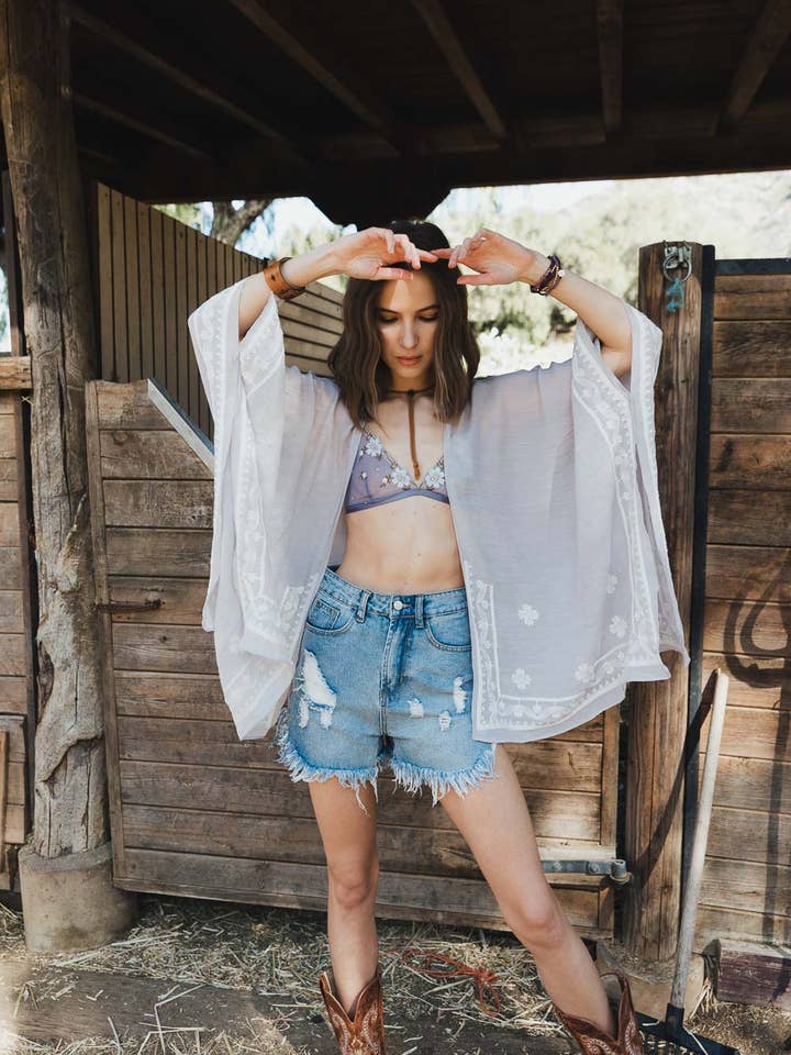 Leto Accessories – Großhandel Kimono – Damen – Schicker Blumenkimono mit Drapierung und eng anliegenden Armlöchern 🌼3