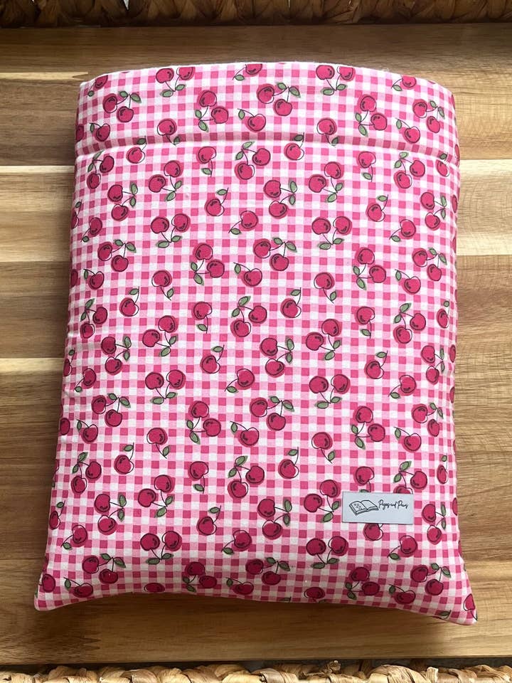 Kirsebær på lyserød bogærme for engroshandel hos Pages and Paws