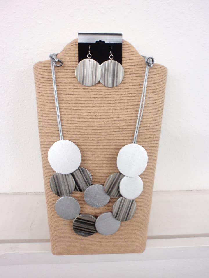 GREY CORD WITH GREY AND WHITE ROUND WOOD NECK SET 19844 for wholesale by International Duru's