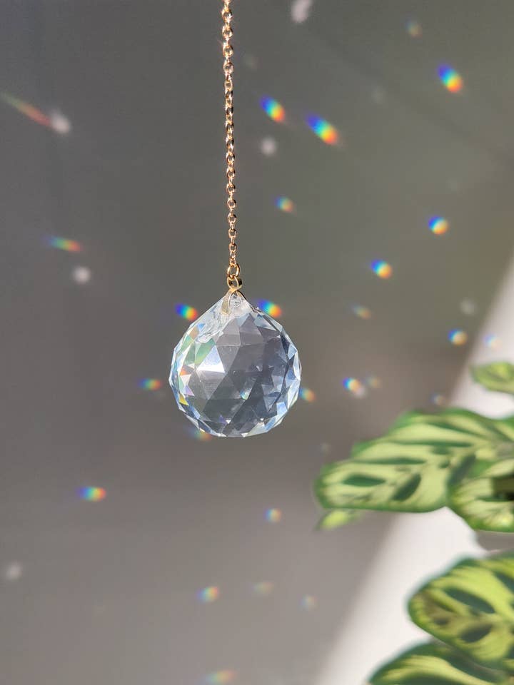 Suncatcher Krystal: Elegant diskokugle, lysdekoration for engroshandel hos Atelier Intuitive