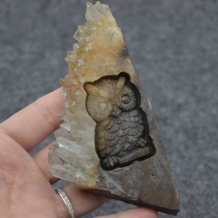 Krystal Kvarts Klynge Ugle Udskæring 133 Gram #02 for engroshandel hos Calder Crystals