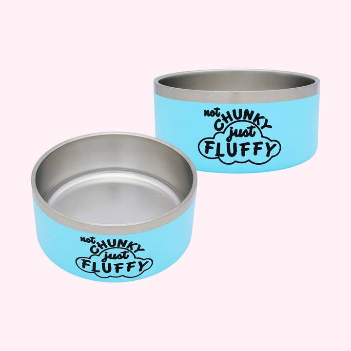 Bol à nourriture bleu « Not Chunky Just Fluffy » pour la vente par Doggyway