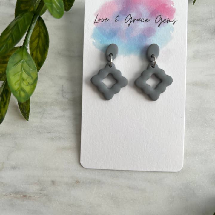 Prægede økologiske formede dingleøreringe for engroshandel hos Love & Grace Gems LLC