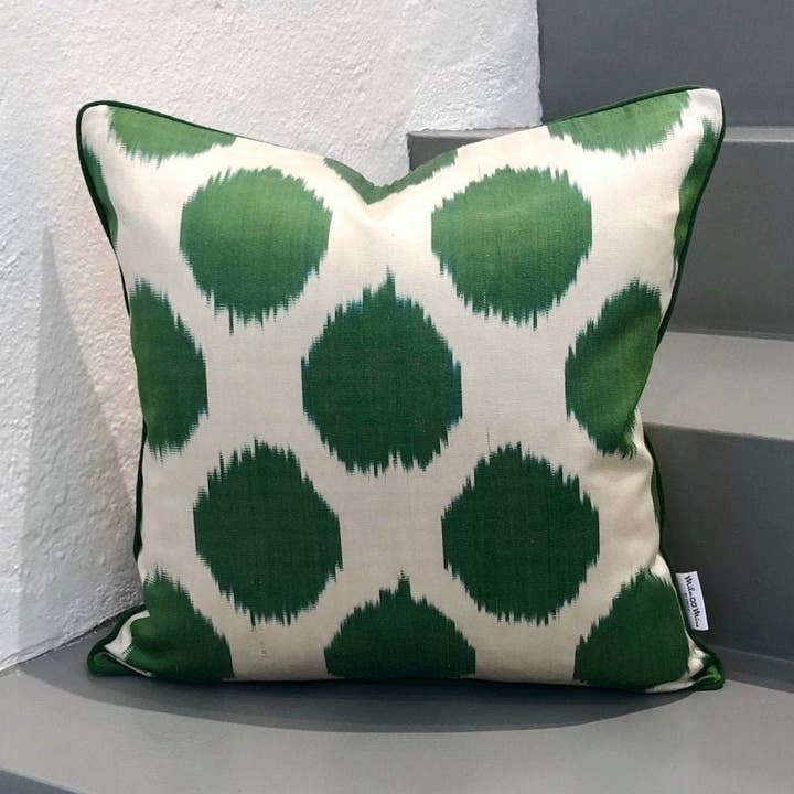 Coussin en soie Ikat à pois vert | Oreiller en soie Ikat à pois vert pour la vente par Mila∞Miro by Emelie