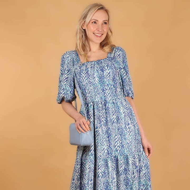 Robe longue laitière à manches bouffantes et imprimé à chevrons en bleu pour la vente par Sarta