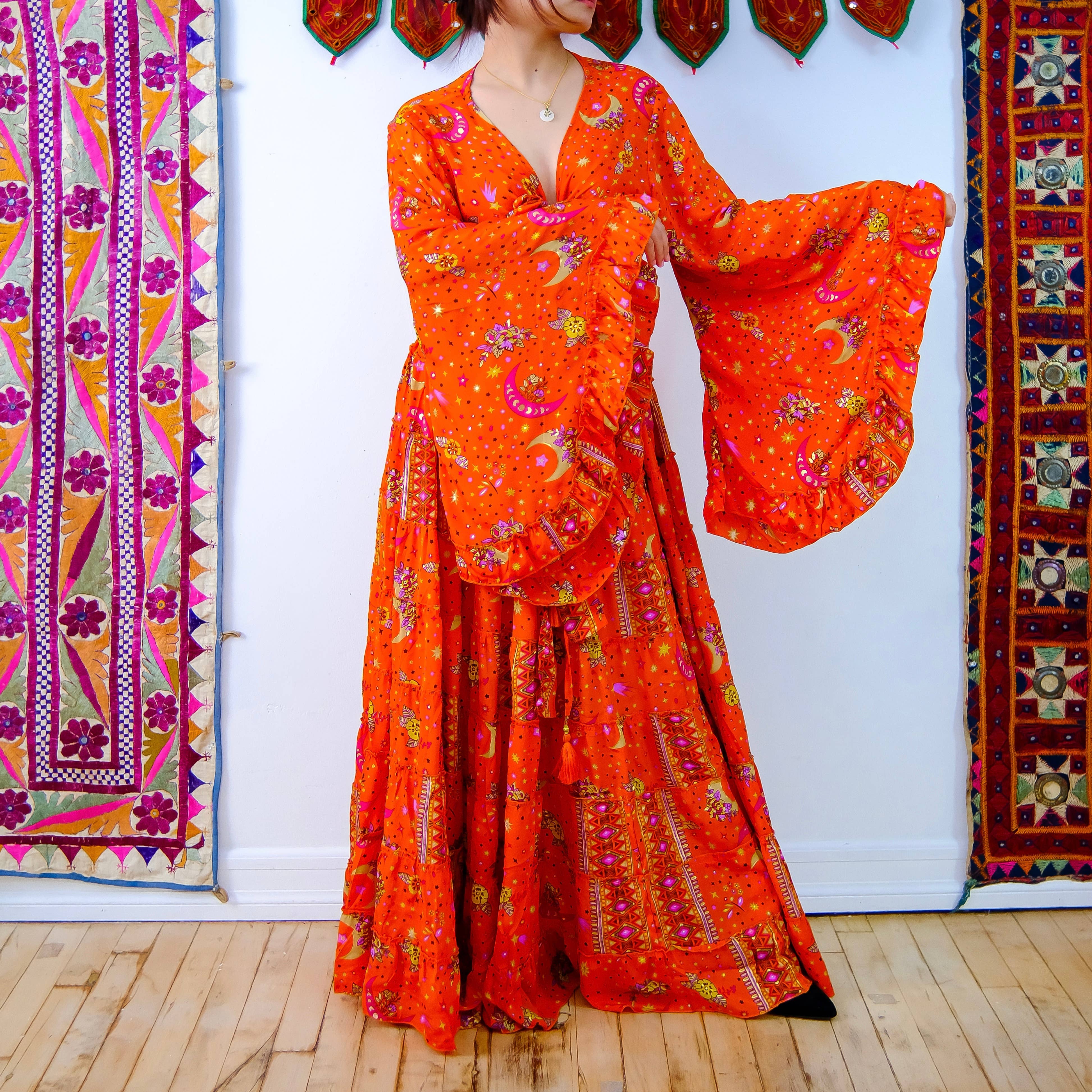 Karma Nepal Crafts – Engroshandel Top- og nederdelsæt - Dame – Flowy Silke Tiered Nederdel Set med Flare ærmet Top5