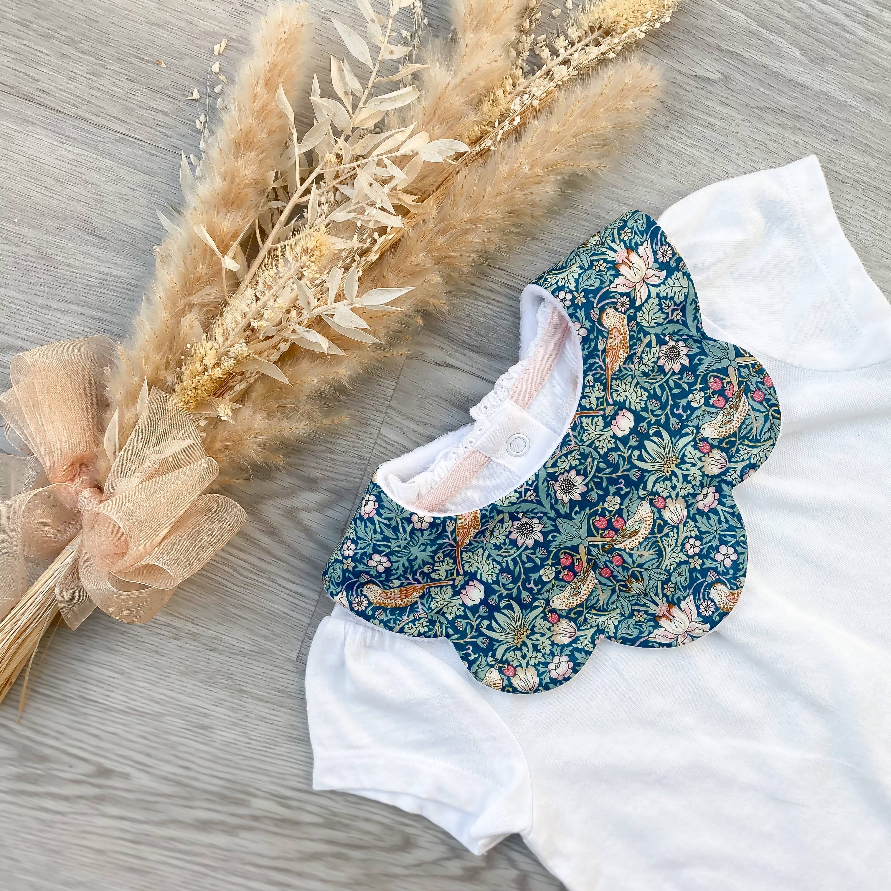 Craftytot - Wholesale Bib - Baby - Scalloped bib - strawberry fields