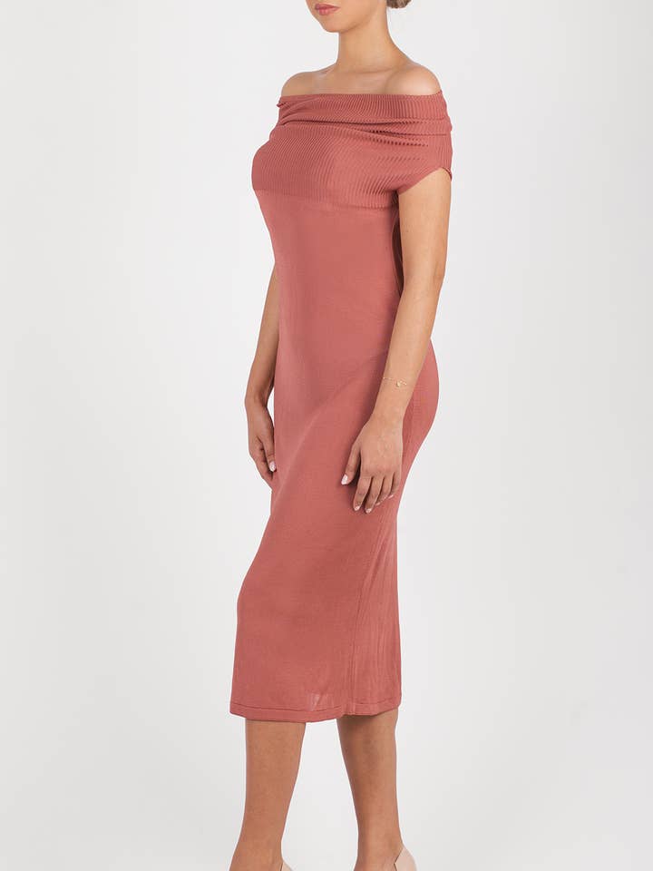 Robe élégante à épaules tombantes pour la vente par Maison BOGOMIL