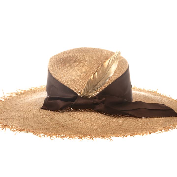 Madame hoed van stro met brede rand en gouden veer voor wholesale door ELY.B HATS