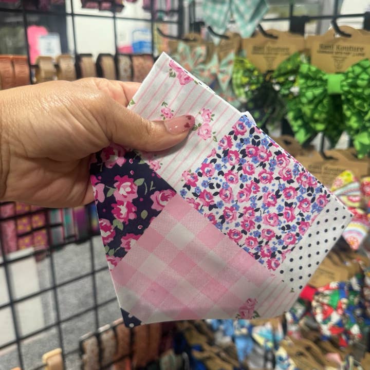 Blushfarvet patchwork-scrunchie-bandana for engroshandel hos Kani Kouture