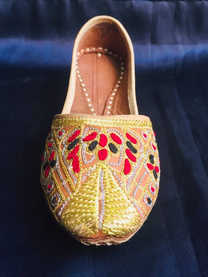 Ethnische Schuhe mit mehrfarbiger Fadenarbeit, Khussa für Damen für den Großhandel von vintarust