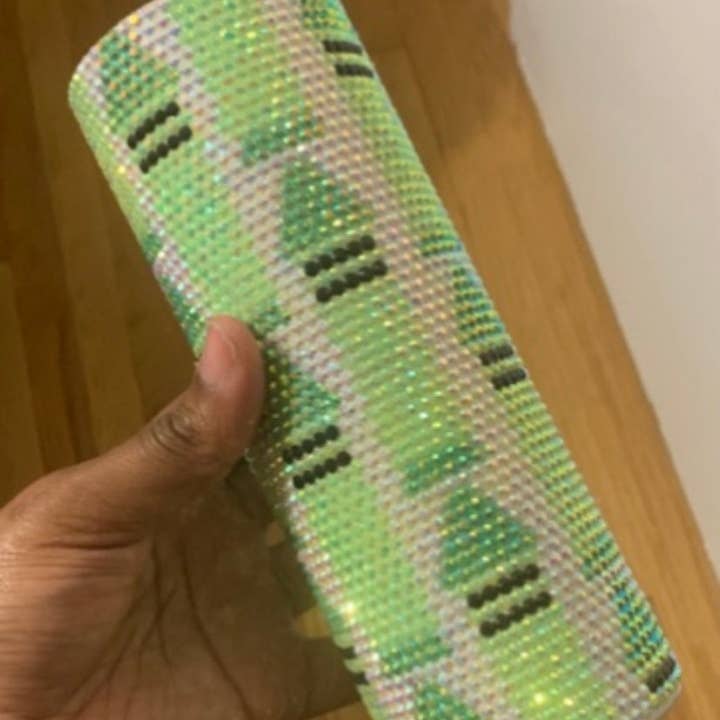 Gobelet en acier inoxydable de 20 oz entièrement orné de strass vert crayon. pour la vente par Dukes Designs & Creations