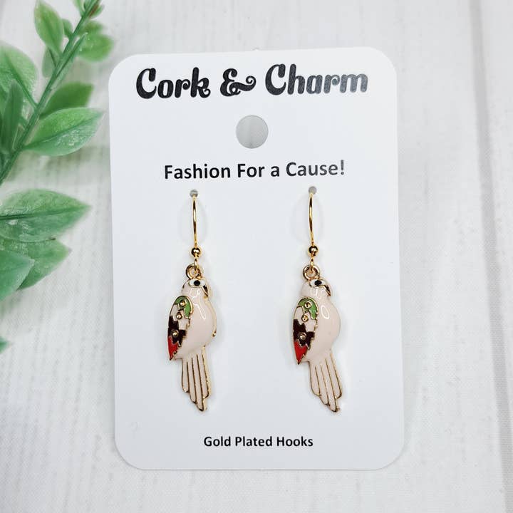 Boucles d'oreilles en émail doré avec perroquet rose clair pour la vente par Cork and Charm