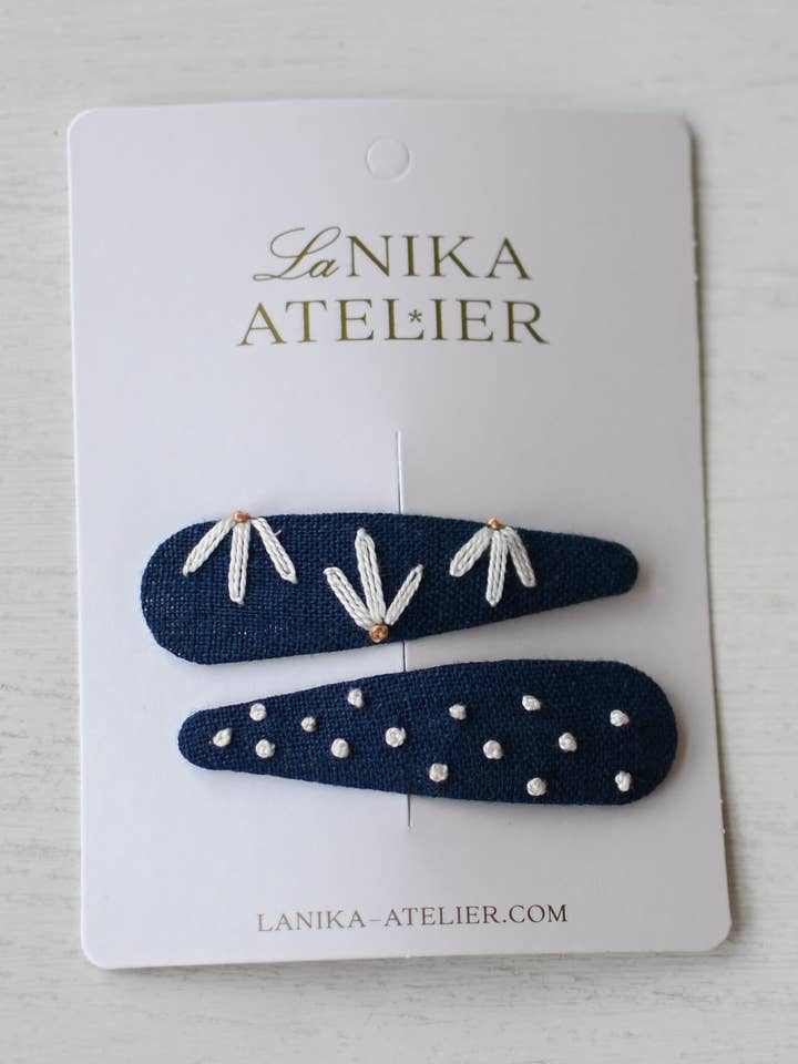 Clips de cabelo azul escuro bloom & pontos clip de snap bordado à mão por atacado de Lanika Atelier, Nika Korošec s.p.