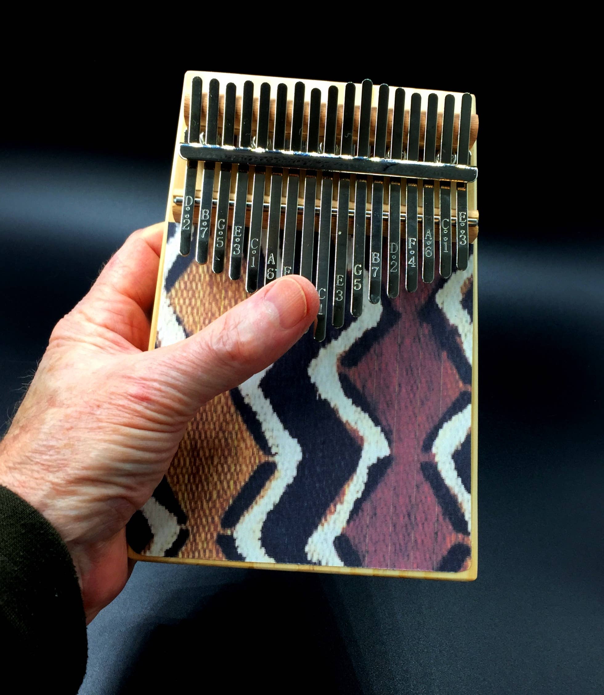 inRhythm - Vendita all'ingrosso Strumenti musicali - Kalimba con 17 note in acciaio e supporto espositivo opzionale5