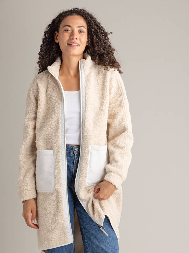 Manteau long en bouclé Cori pour femme pour la vente par LIV Outdoor