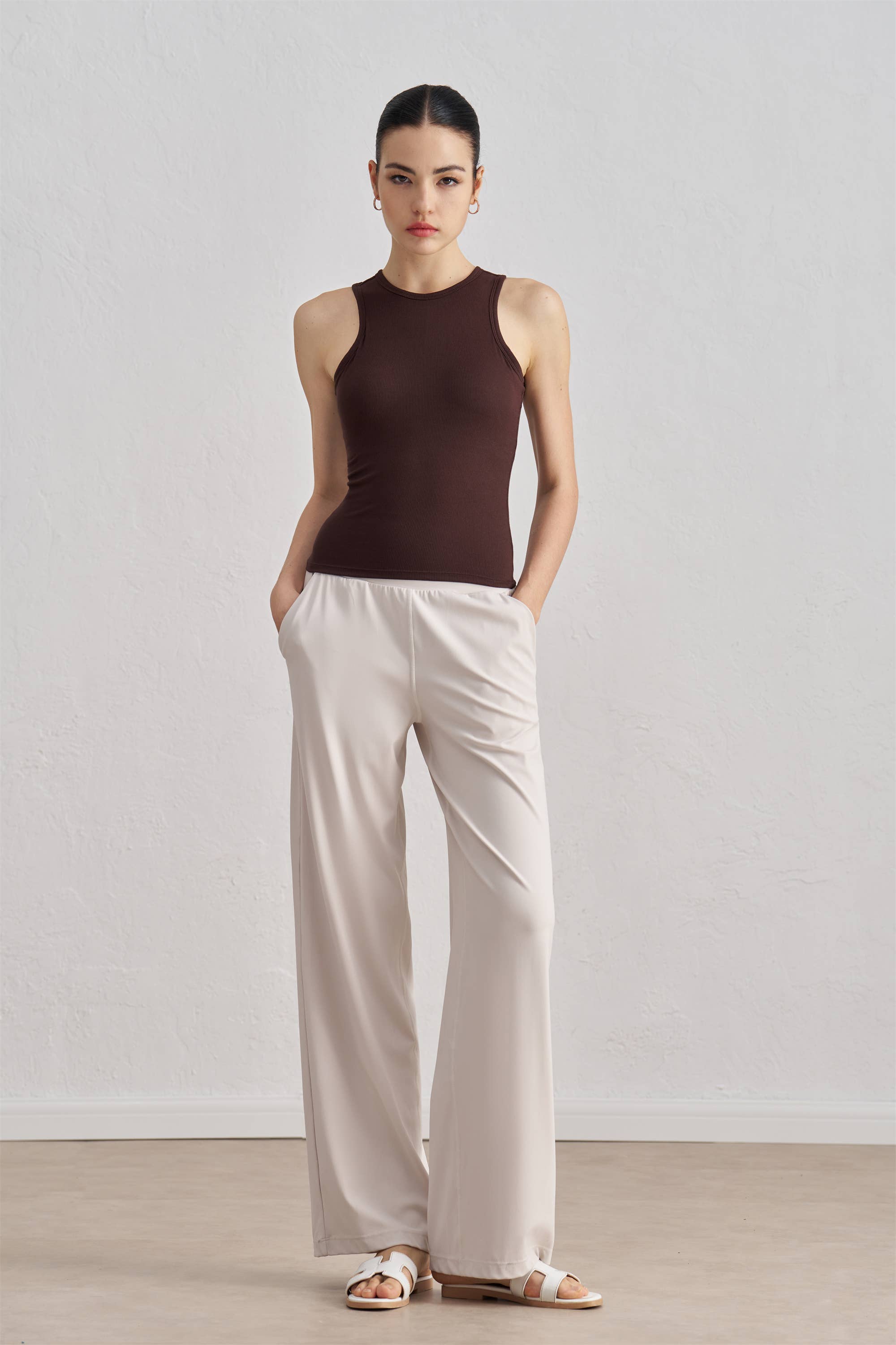 91thelabel – Großhandel Sportoberteil – Damen – Madeline Geripptes Racerback-Aktivoberteil8