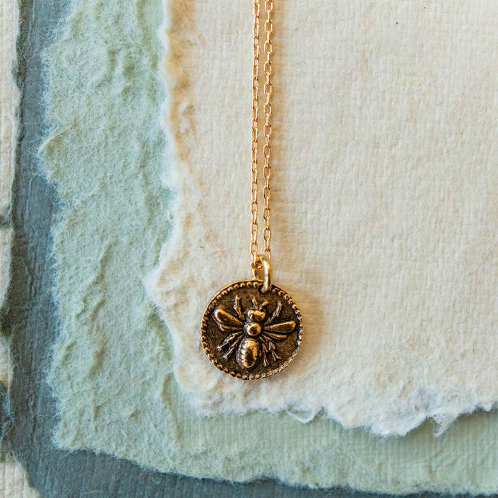Bitty Button Charm-Halskette | Bienenkette für den Großhandel von Bella Vita Jewelry