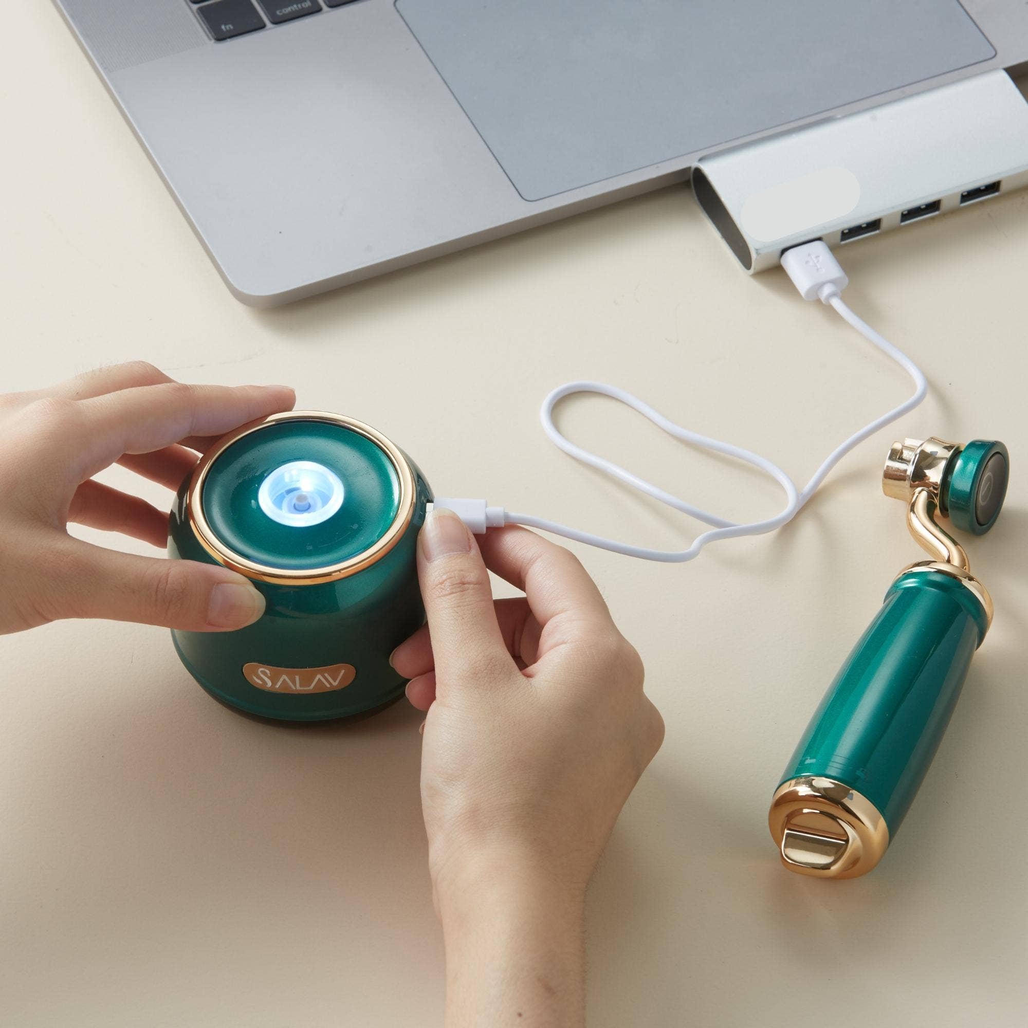 Salav-True & Tidy - Wholesale Lint Roller - Retro Edition Rechargeable Fabric Shaver and Lint Roller2