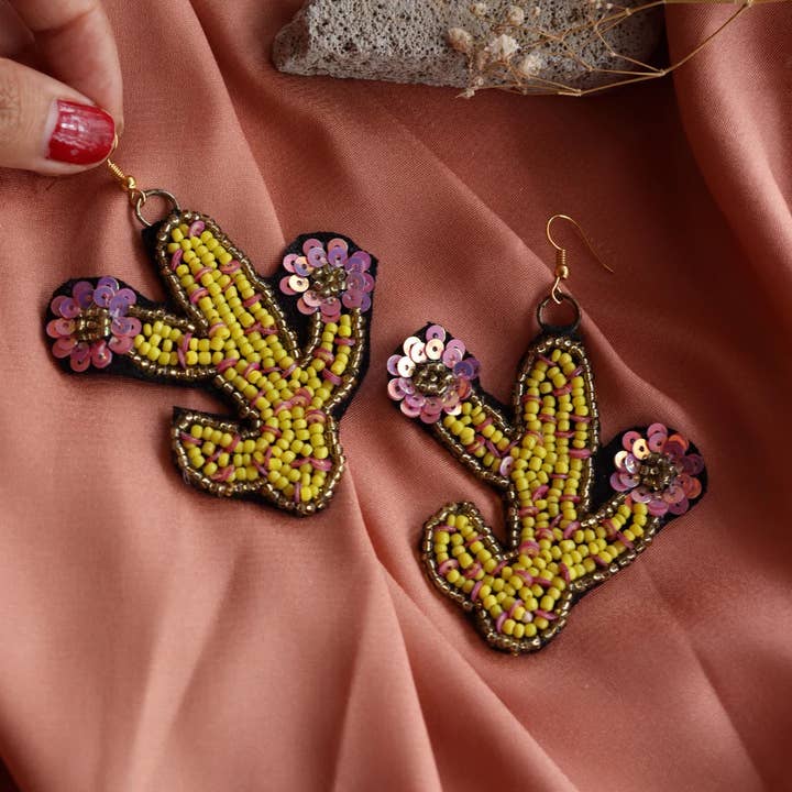 Superbes boucles d'oreilles en forme de cactus en perles faites main pour la vente par Betty Botanica