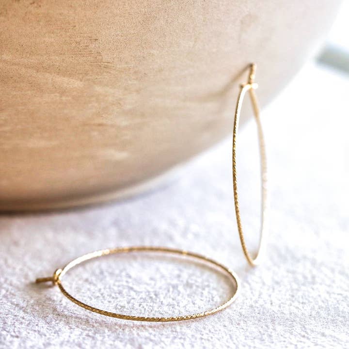 Créoles dorées taille diamant pour la vente par Vi Ling Designs