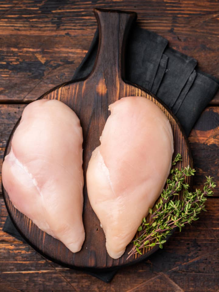 Poitrines de poulet élevées en plein air biologiques pour la vente par B bar H Premium Meats