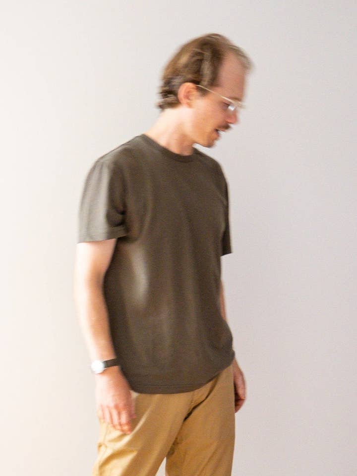 Kurzarmshirt in mittlerer Stärke - Oliv für den Großhandel von Grown and Sewn