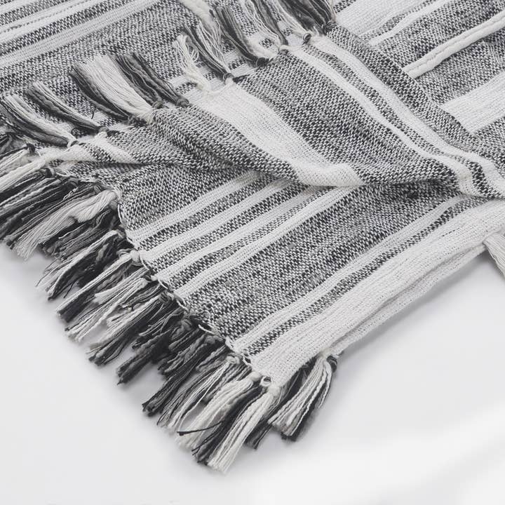 Gris/Blanc Plaid à rayures verticales et texturées avec franges en vente sur Faire3
