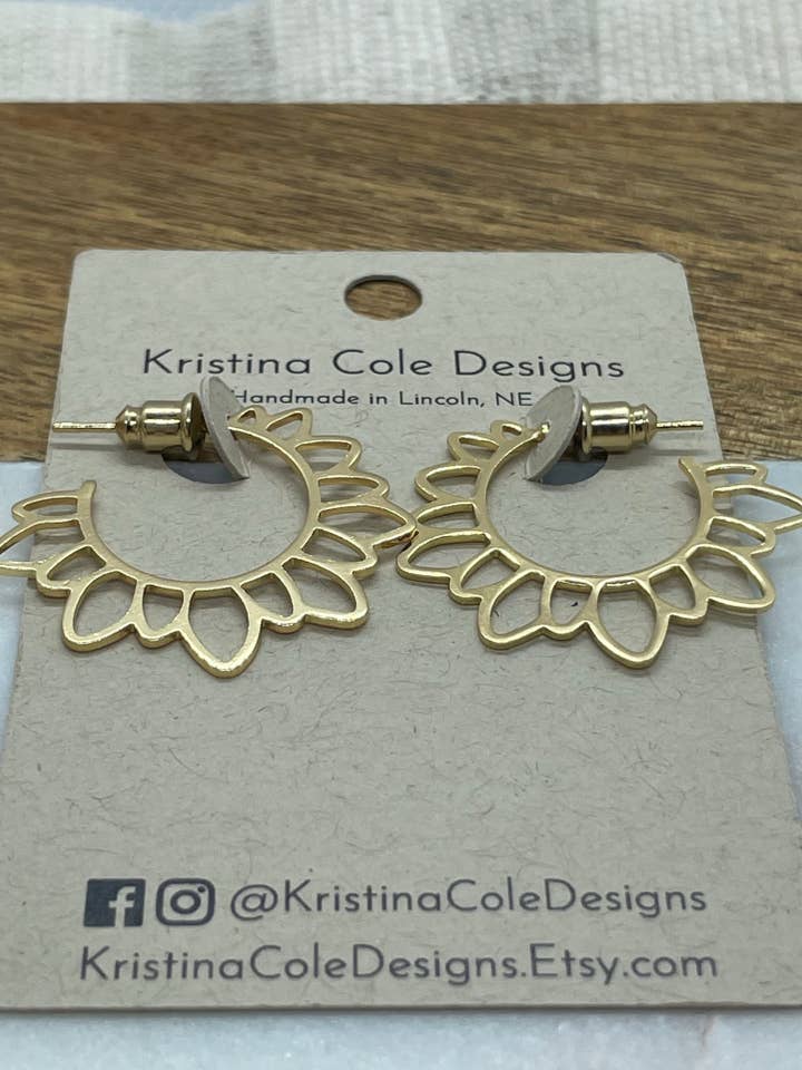 Gouden uitgesneden Sunburst hoepeloorbellen voor wholesale door Kristina Cole Designs
