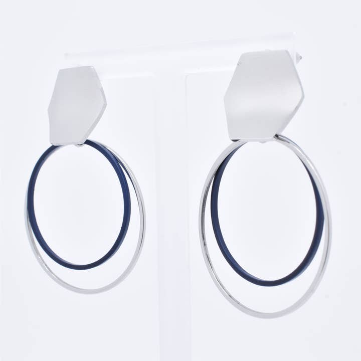 Øreringe i sølvbelagt stål med marineblå lak for engroshandel hos Kapyco