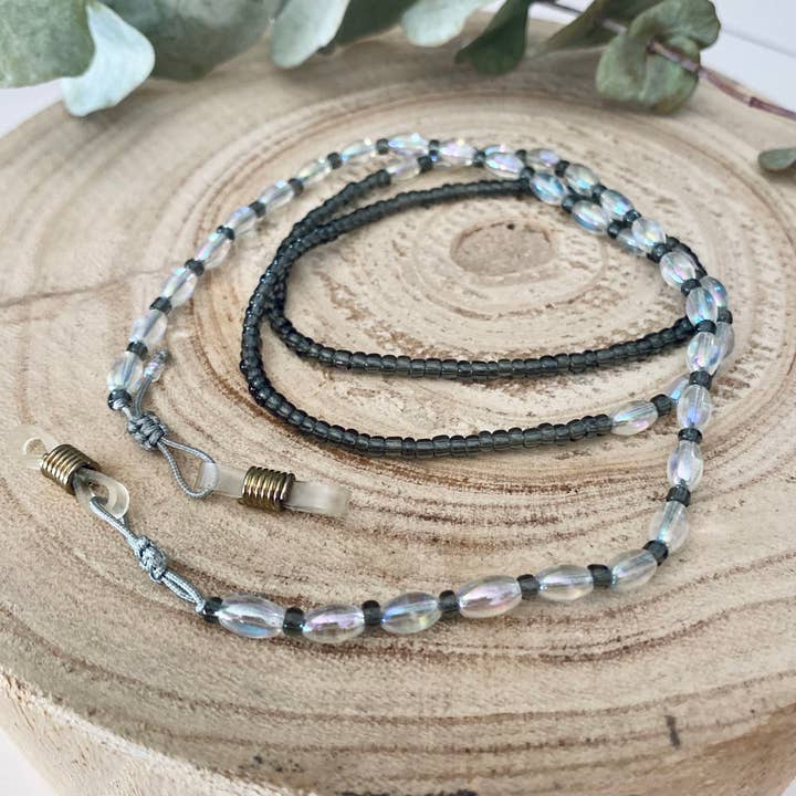 Brillenkordel grau mit grauen Rocailles und Reiskorn. für den Großhandel von Atypiquement