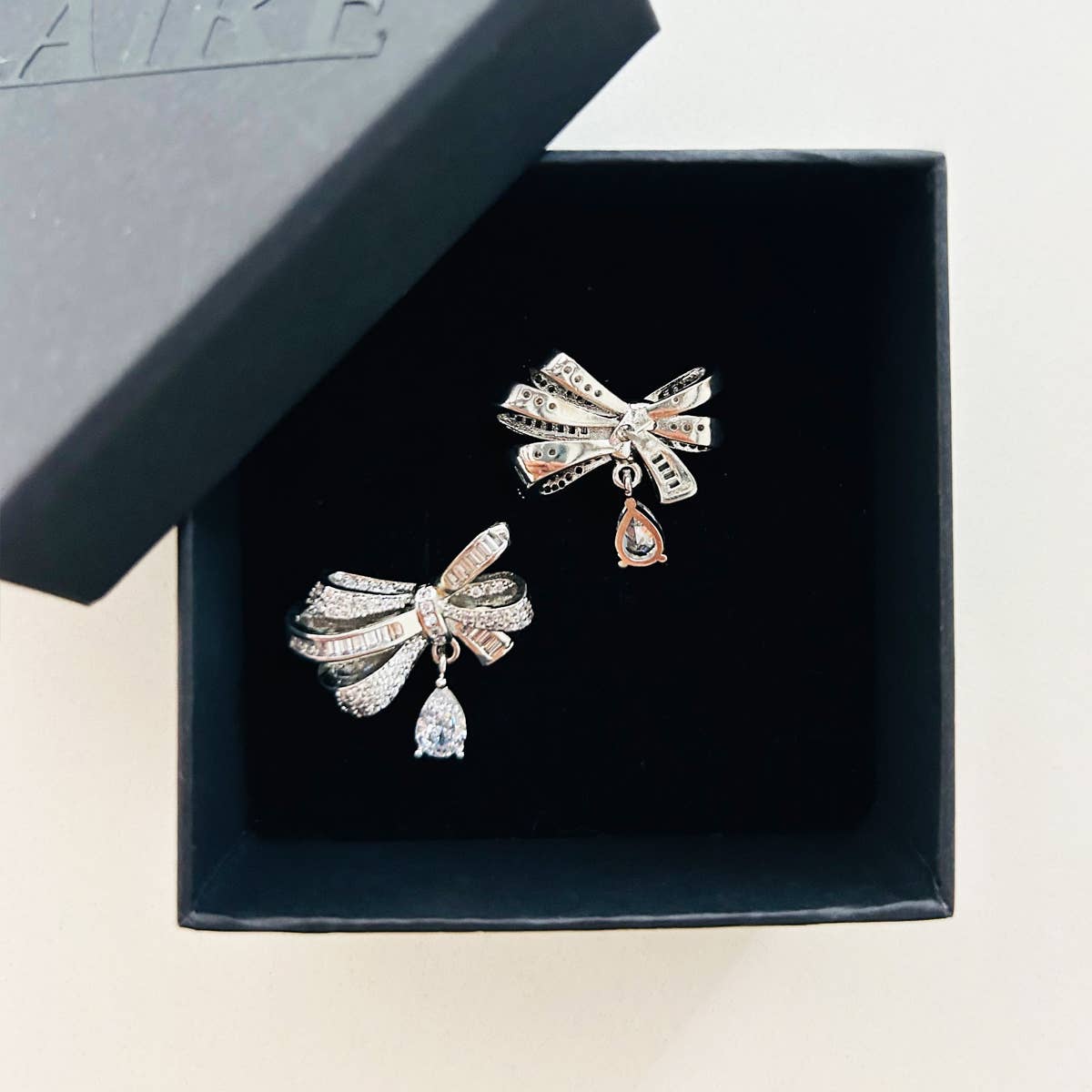 ÉCLAIRE – Großhandel Ohrhänger – Schleifen-Ohrringe mit hängendem Anhänger1