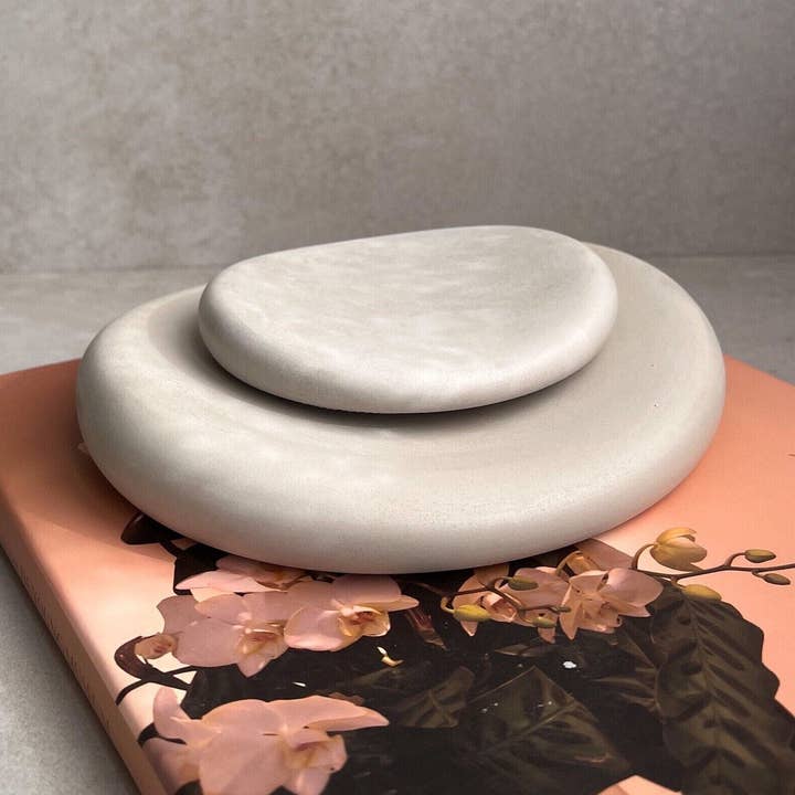 Stenbricka, asymmetrisk bricka, avlång skål, smyckesdisplay, oregelbunden bricka, prydnadsbricka, betongdekor, unik bricka, minimalistisk, tjock för wholesale av Minimal Loot Design