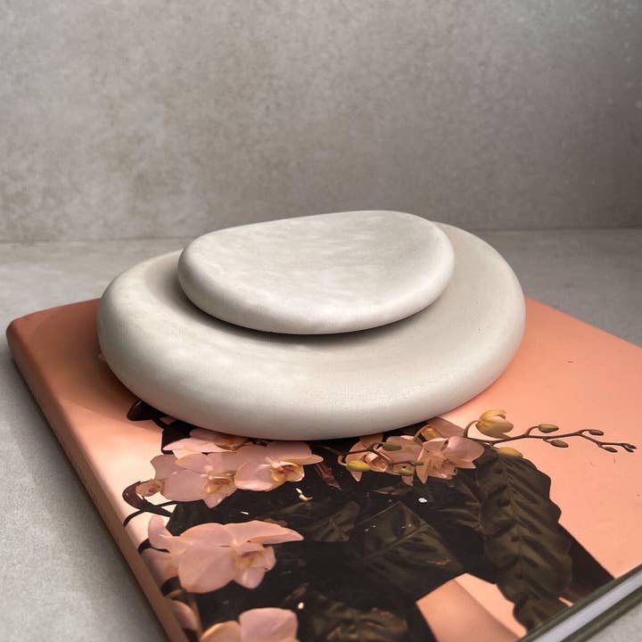 Minimal Loot Design – Engroshandel Smykkeskål – Stenbakke, asymmetrisk bakke, aflang skål, smykkedisplay, uregelmæssig bakke, pyntebakke, betonindretning, unik bakke, minimalistisk, tyk