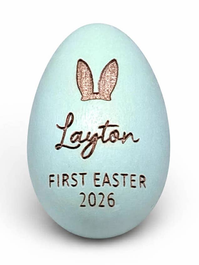 Gepersonaliseerd Eerste Pasen Houten Ei – Op Maat Gegraveerd Baby Aandenken, Konijnenoor Naam Pasen Cadeau, 2026 Pasen Ornament voor wholesale door P7 Creations
