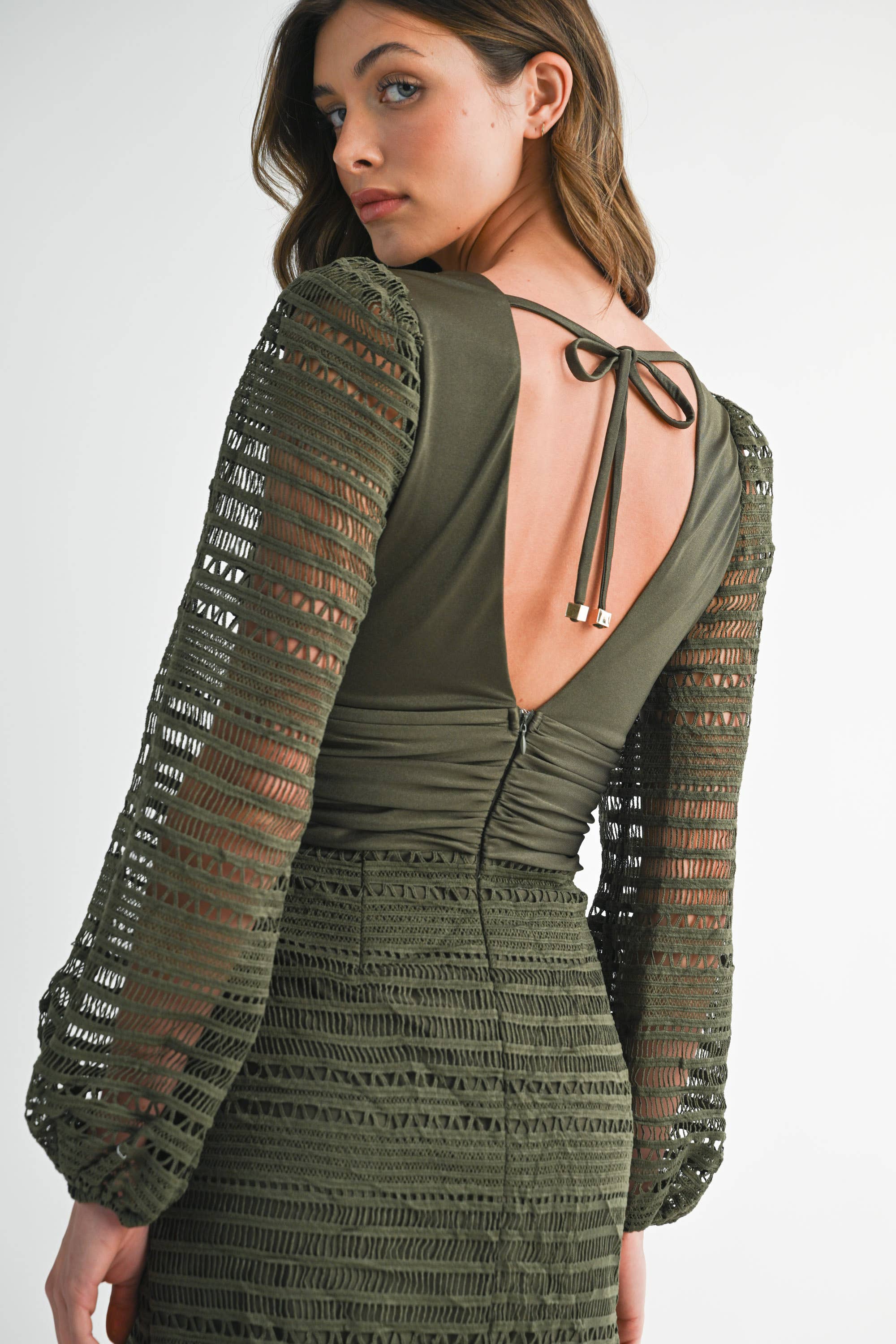 EB LUXE – Vestido - Mulher por atacado – MINIVESTIDO COM DECOTE EM V PROFUNDO COM BAINHA COM BABADOS8