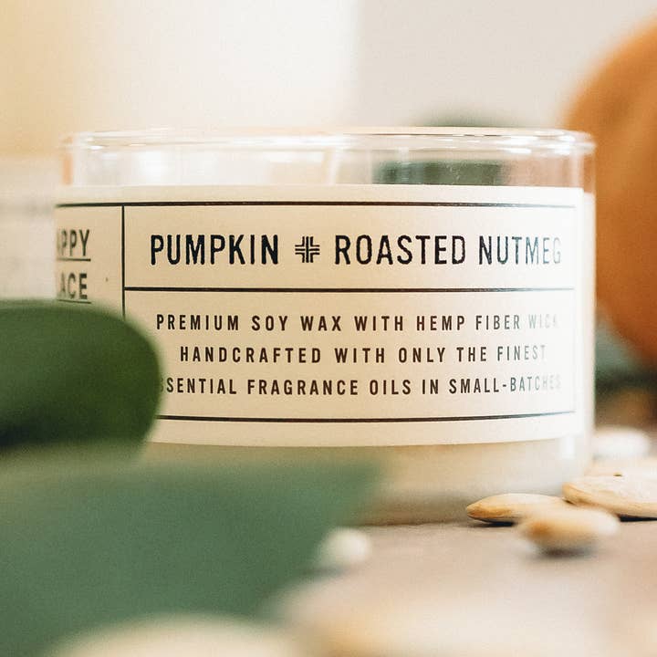 Græskar + ristet muskatnød 4 oz stearinlys for engroshandel hos Happy Place Candle Co.