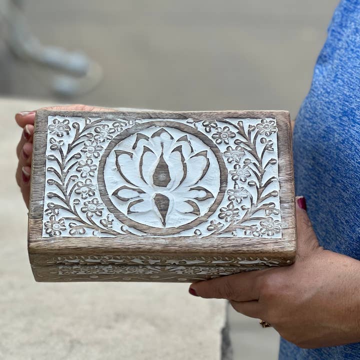 Lungta Imports - Vente Boîte/rangement à bijoux - Boîte en bois sculptée à la main avec motif lotus pour bijoux et montres13